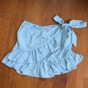 Adorable blue and white tie mini skirt!